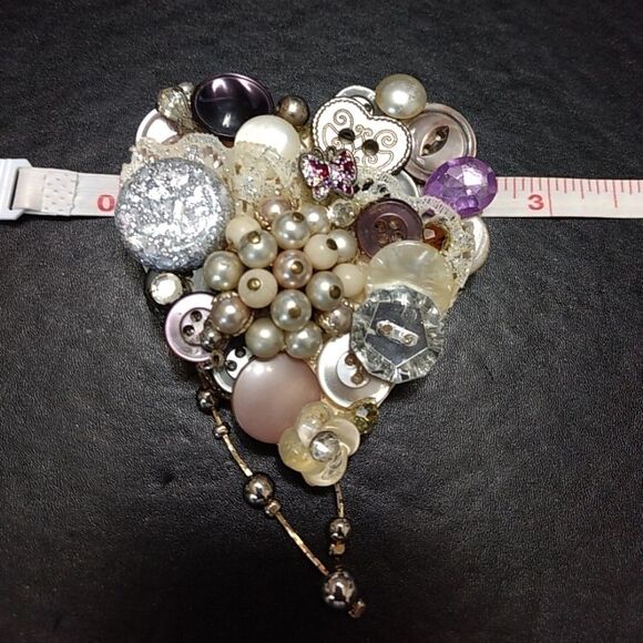 Heart shaped button brooch - Picture 7 of 8